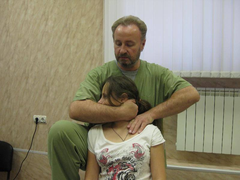 мануальщик с пациенткой
