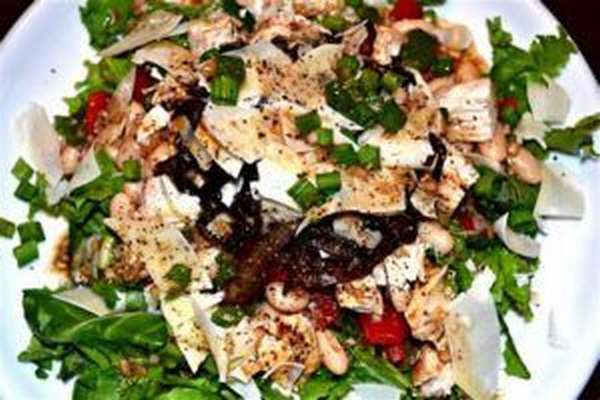 мясной салат с луком