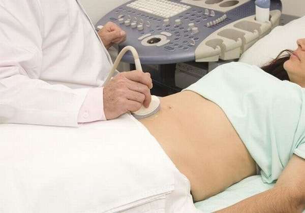 Врач делает УЗИ