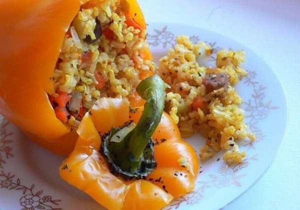 Фаршированный перец с рисом и овощами