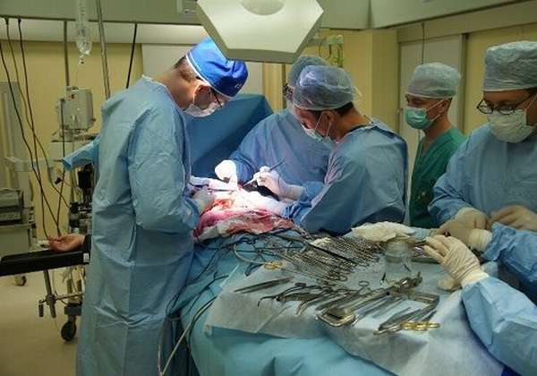 Врачи делают полостную операцию
