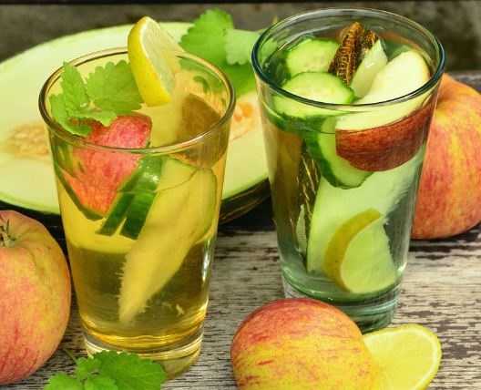 Фруктовая вода и фрукты и овощи