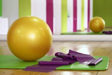 Гимнастический мяч и спортзал