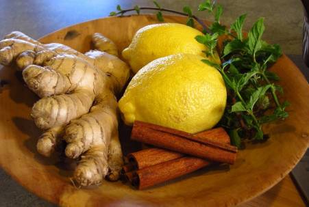 Корень имбиря, лимон, корица и мята