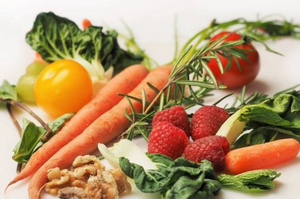 Морковь, ягоды, орехи и овощи