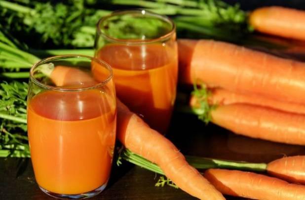 Морковный сок и морковь
