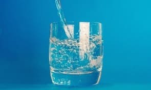 Наливают воду в стакан