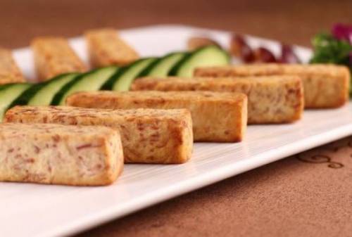 Zharenye taro frukt s ogurcami